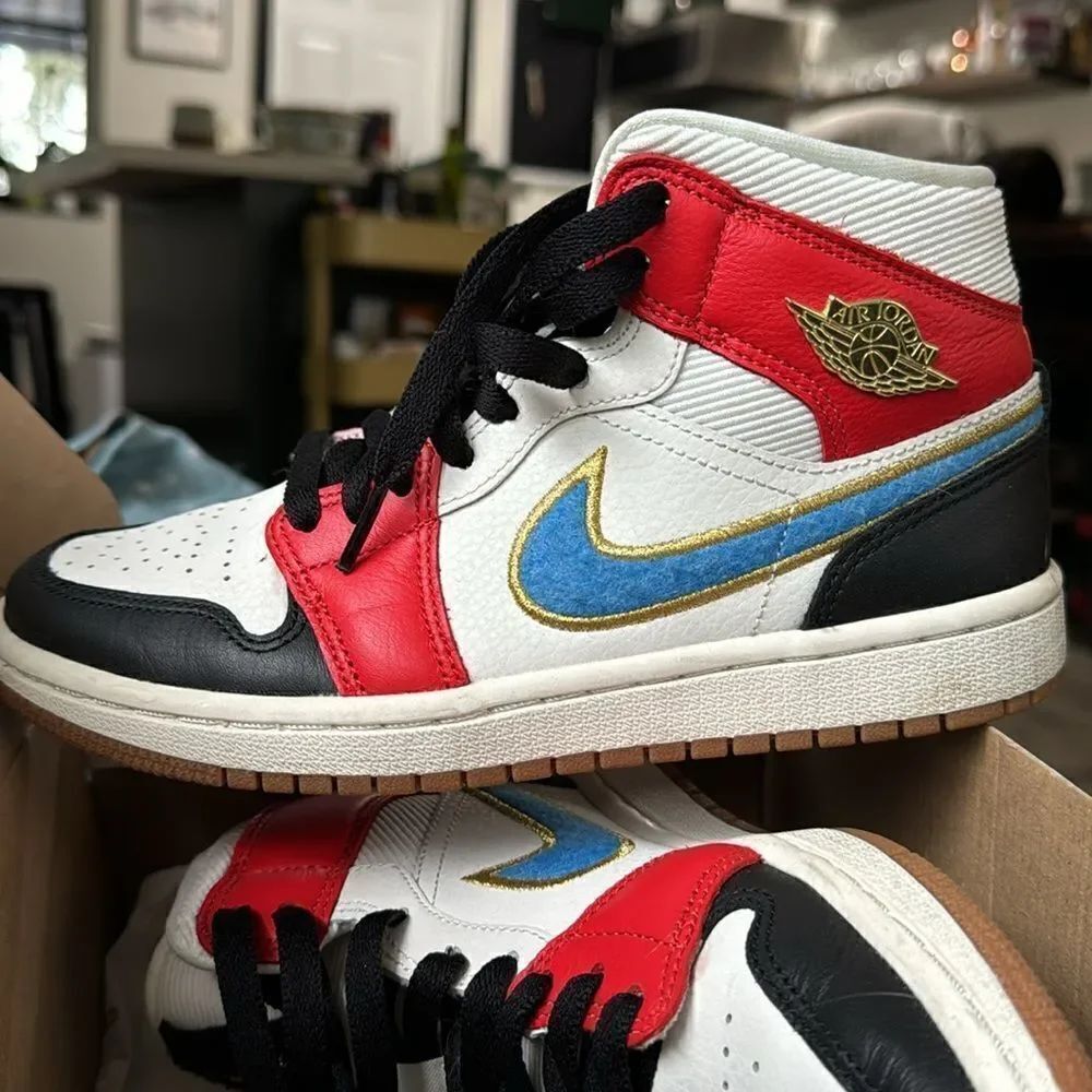 COPY - Women Jordan 1 mid se - Picture 3 of 3